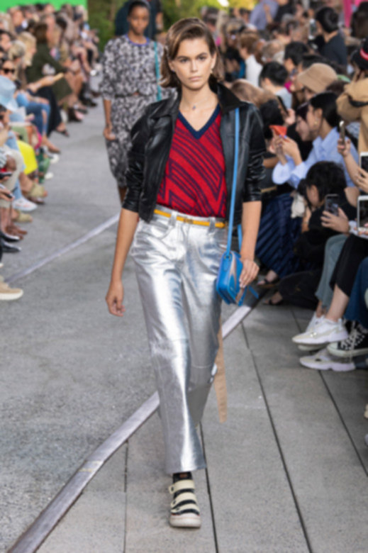 <strong>للفتيات</strong><br />
بدلة رياضيّة من <strong>موسكينو</strong><br />
&nbsp;