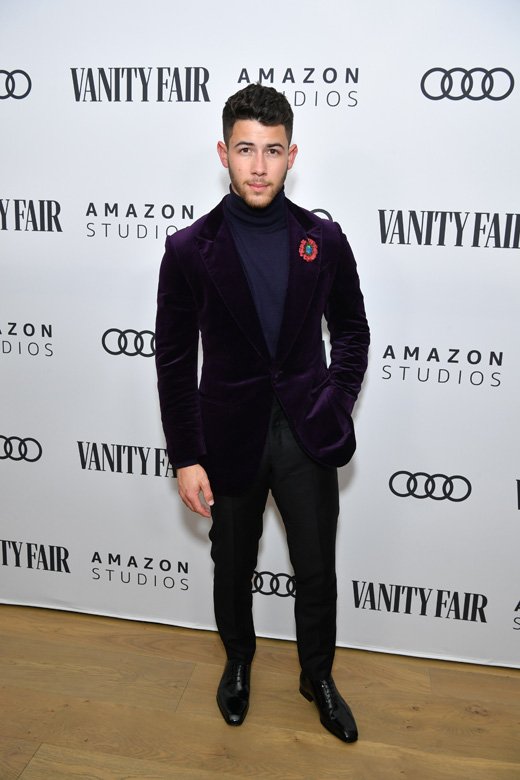 <strong>Nick Jonas</strong> adorns his suit with a <strong>Chopard</strong> brooch to the Vanity Fair x Amazon Studios 2020 Awards Season Celebration<br />
 