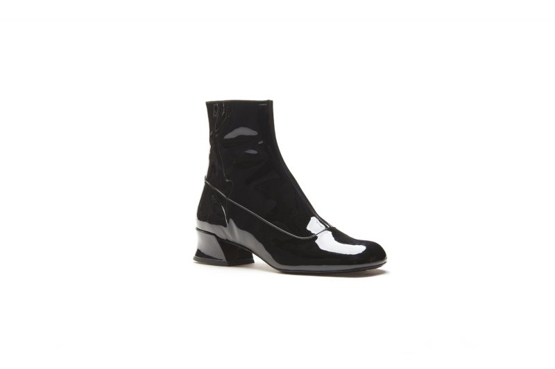 مارك جايكوبس<br />
<em>من موقع</em> <em>Net-A-Porter</em><br />
&nbsp;