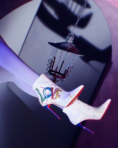 أحذية تحمل رسائل