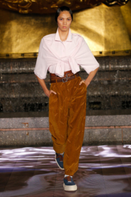 فستان من&nbsp;<strong>ديور</strong><br />
&nbsp;