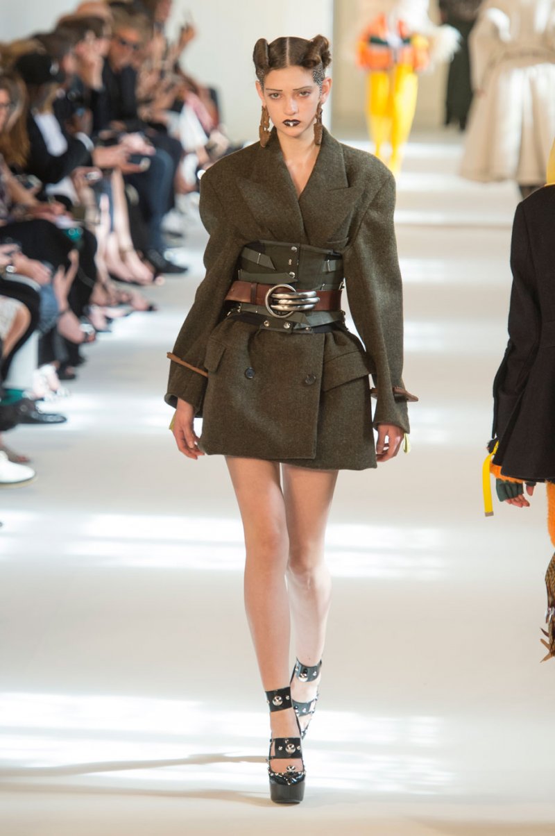 دبّوس Metamorphose du Cygne<br />
&nbsp;