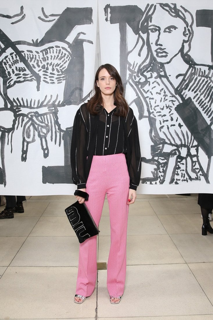 سوار <span dir=LTR>Frivole</span> مزيّن بزهرة صغيرة ومصنوع من الذّهب الأبيض المرصّع بالماس