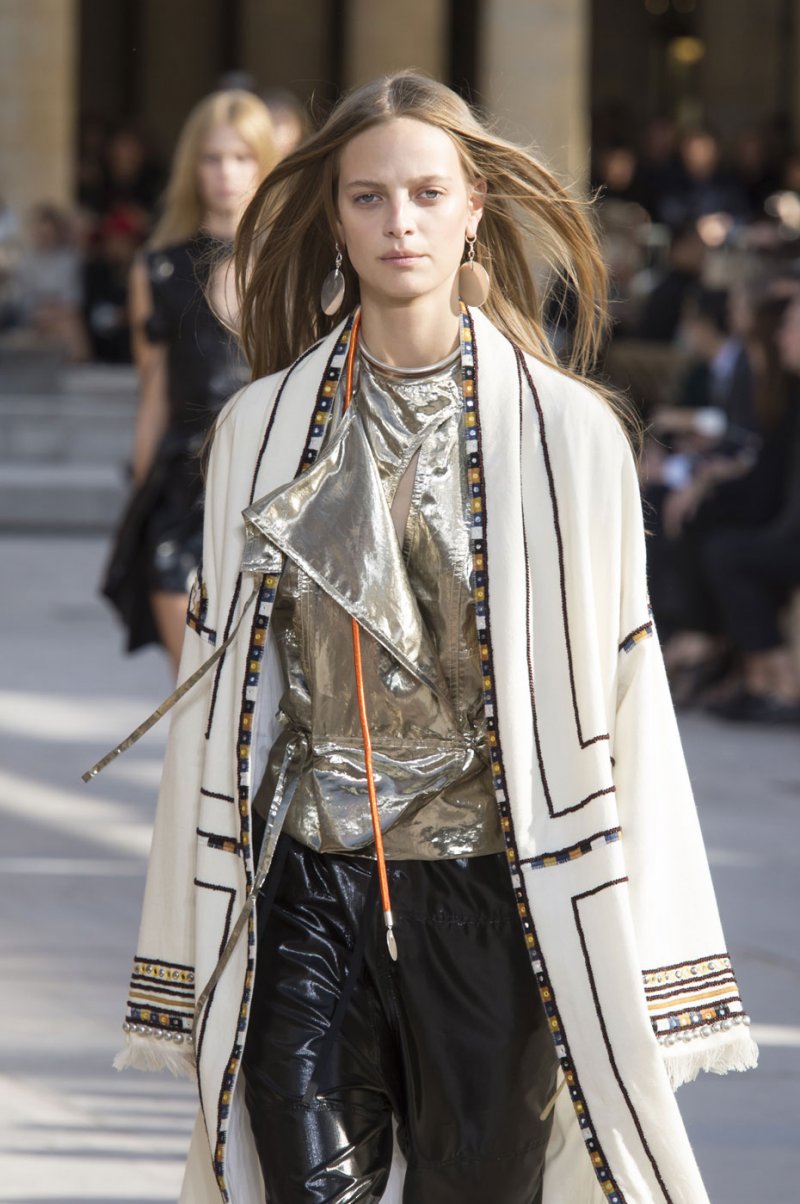 إنذار: إنّه موسم التّصاميم المعدنيّة اللّون
