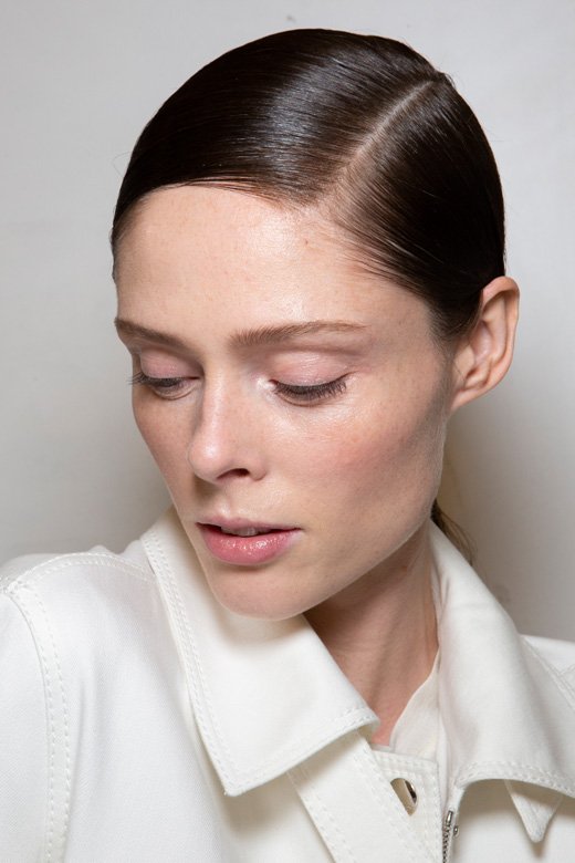 <strong>Sleek Ponytail </strong><br />
Akris<br />