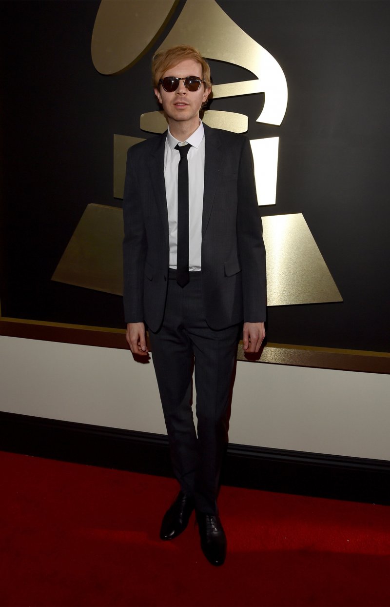 <strong>ساعة </strong><strong>Dior VIII Grand Bal Plume من ديور </strong><br />
- علبة مصنوعة من الفولاذ المصقول<br />
- إطار مصنوع من الفولاذ المصقول مرصّع بالماس ومزيّن بحلقة دائريّة ذهبيّة<br />
- ظهر علبة شفّاف مصنوع من كريستال الياقوت<br />
- قرص ذهبيّ اللّون مطليّ باللّون الأحمر العاكس للضّوء<br />
- حركة أوتوماتيكيّة<br />
- مقاومة للماء حتّى عمق 50 متراً<br />
- حزام أحمر لمّاع مصنوع من جلد التّمساح<br />
- مشبك فولاذيّ من نوع Prong مرصّع بالماس<br />
- تتوفّر منها 88 قطعة فقط