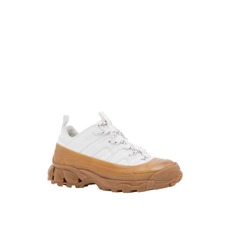 Burberry<br />
&nbsp;