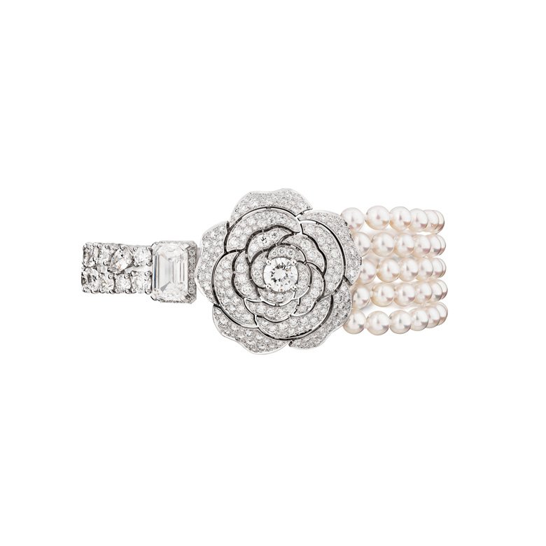 <strong>CHANEL</strong>, 1.5 1 Camélia. 5 Allures high jewelry collection, Contraste Blanc bracelet<br />
 