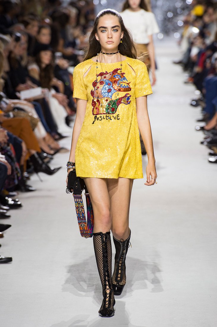 عقد <span dir=LTR>Happy Hearts</span><br />
رحّبت مجموعة <strong><span dir=LTR>Happy Hearts</span></strong>، أيقونة شوبارد الخالدة، بتصاميم جديدة غير اعتياديّة إنضمّت إليها. قطعة مجوهرات جديدة ومتميّزة صُمّمت خصّيصاً للمرأة المتّسمة بقلب حنون، إنّها عبارة عن باقة قلوب تزيّن عنق هذه الأخيرة!