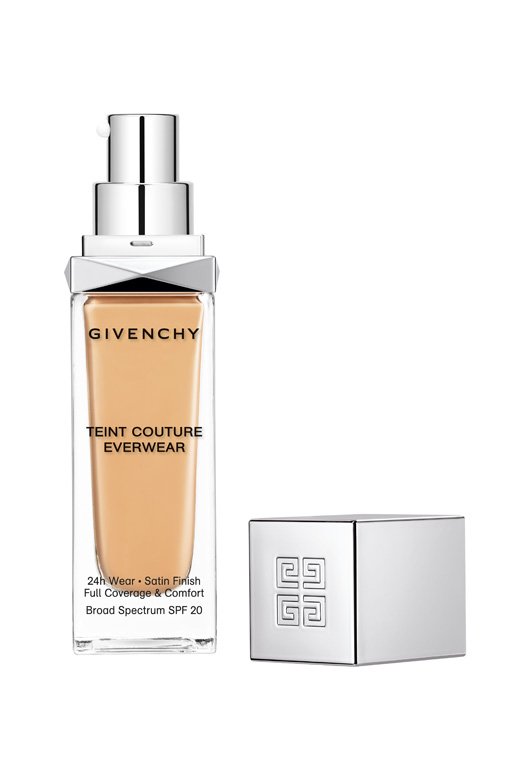 <strong>Givenchy</strong>’s<strong> Tein Couture Everwear</strong> is a foundation of soft texture that provides your skin with a buildable medium to high coverage. Using your fingers or the heart-shaped brush that Nicolas Degennes especially developed for this unique new formula, you can apply as much as you like from this smooth, hydrating and waterproof foundation to achieve the desired result.