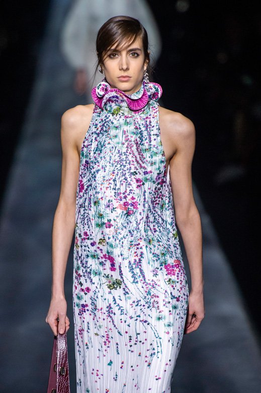 جهاز&nbsp;<span dir=LTR>Matebook X</span>&nbsp;من&nbsp;<strong>هواوي</strong><br />
&nbsp;