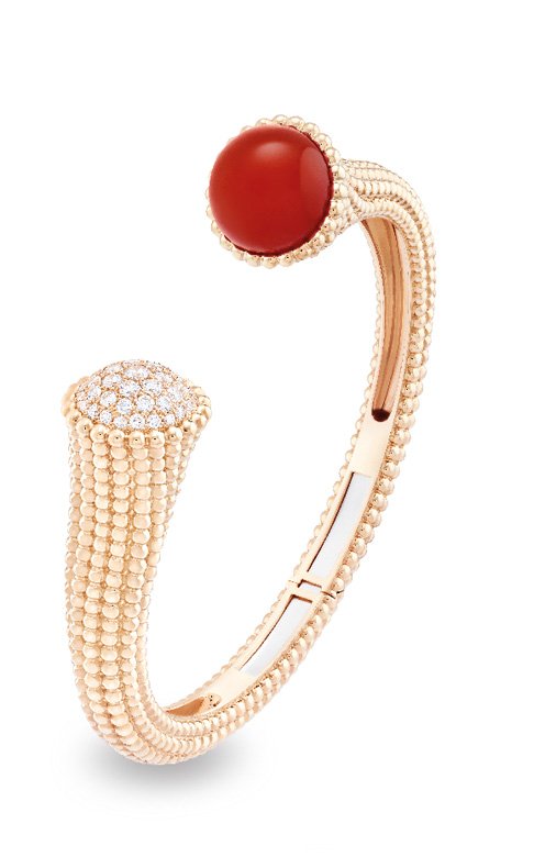 Perlée Couleurs bracelet in pink gold, diamonds and carnelian<br />
 