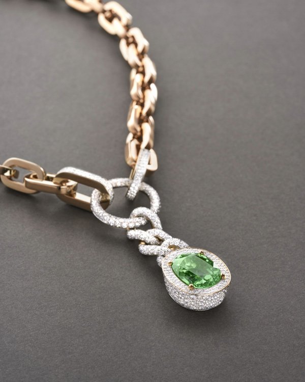 <span style=color:#A9A9A9><em>Princess the Rapper Menta necklace</em><em> from Pomellato’s “A Walk in Nature, from sunrise to darkness” high jewelry collection</em></span><br /> <br />
Gemstones are able to capture lights and shadows in unique ways: whether it is the exceptional oval cut 17,90 carat Paraiba tourmaline in a very rare green nuance of our <em>Princess necklace</em> or the incredible set of 24 cushion-cut grey spinels in our <em>Cascade Gris</em> one-of-a-kind <em>earrings</em>, each gem in this collection fully expresses the richness and depth of Nature’s beauty.