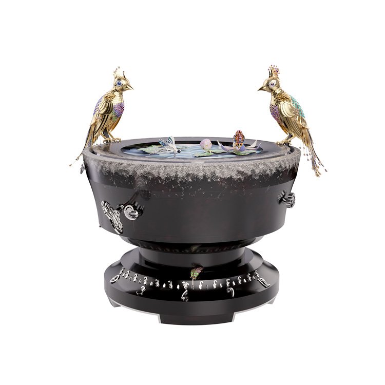 As extraordinary as this Maison’s journey, the Extraordinary Objects are a watchmaking dream in their own right, and <strong>Fontaine aux Oiseaux</strong> is one of this year’s offerings that make us dream. This marvel embodies love through a tender scene that comes to life thanks to the automaton that brings the birds together in a strikingly realistic movement, as the water in the basin starts to ripple, a water lily slowly blooms, and a dragonfly rises into the air.