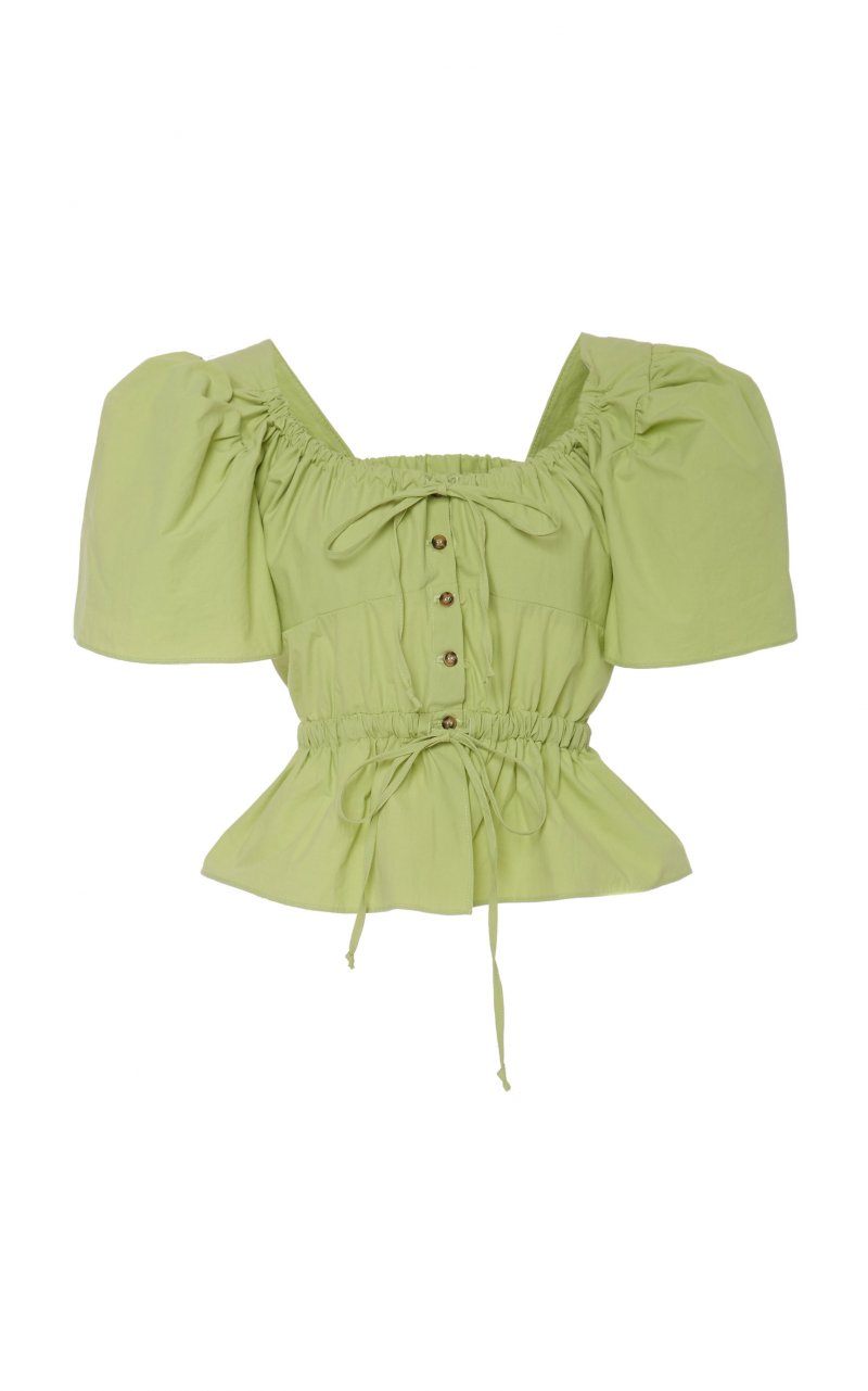 <strong>نظارات شمسيّة هندسيّة من عالم الفراشات</strong><br />
سان لوران<br />
&nbsp;