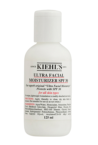 خضعت طبعة الزّهور الكلاسيكيّة إلى عمليّة تحديث لموسم ربيع وصيف 2015. مختلفةً وجريئة وتجريديّة، إنّ هذه الطّبعات الورديّة لا تشبه أيًّا ممّا رأيناه من ذي قبل.<br />
&nbsp;<br />
<strong>مايكل كورس</strong>