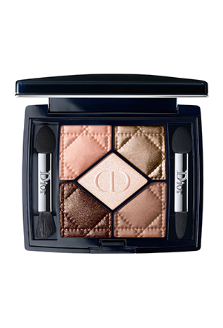 <strong>بيانكا براندوليني دادا</strong> ترتدي فستان من دولتشي أند غابانا وأحذية عالية الكعب من سيرجيو روسي إلى عرض أزياء دولتشي أند غابانا في ميلانو