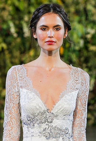 <strong>فساتين من السّاتان</strong><br />
<br />
أوسكار دي لا رينتا