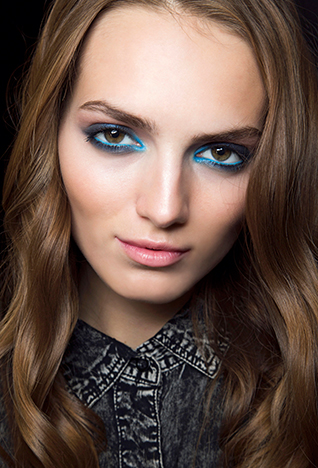 <strong>فساتين ذات أكمام قصيرة </strong><br />
<br />
أوسكار دي لا رينتا