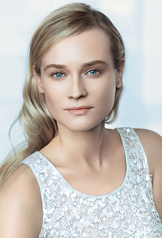 في عرض أزياء نعيم خان، تمتّعت العرائس بروحٍ من الرّقيّ والسّحر من خلال تصاميم جذّابة غنيّة بالخرز والتّراتر المصفوفة على شكل زهور. وتمّ إكمال هذه التّصاميم بأحذية Toerless Muse العالية الكعب من كريستيان لوبوتان. واستخدم خان أيضًا هذه الأحذية في عرض أزياء مجموعته لخريف 2016.<br />
&nbsp;<br />
<strong>مجموعة نعيم خان لفساتين الأعراس </strong><br />
<strong>ربيع 2016</strong>