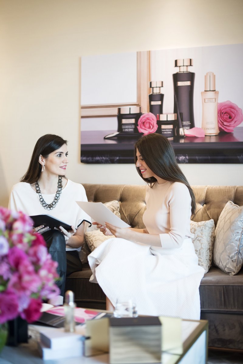 على النّساء ذوات <strong>الوجه المستطيل</strong> ارتداء العقود القصيرة لجعل سمات وجههنّ الطّويلة تبدو أقصر. وإذا كان وجهك على هذا الشّكل، اختاري عقد الأميرة &ndash; princess &ndash; بخاصّةٍ إذا كان عنقك طويلًا.<br />
<em>بولغري، عقد </em><em>Fiore الرّاقي</em><br />
&nbsp;<br />
&nbsp;