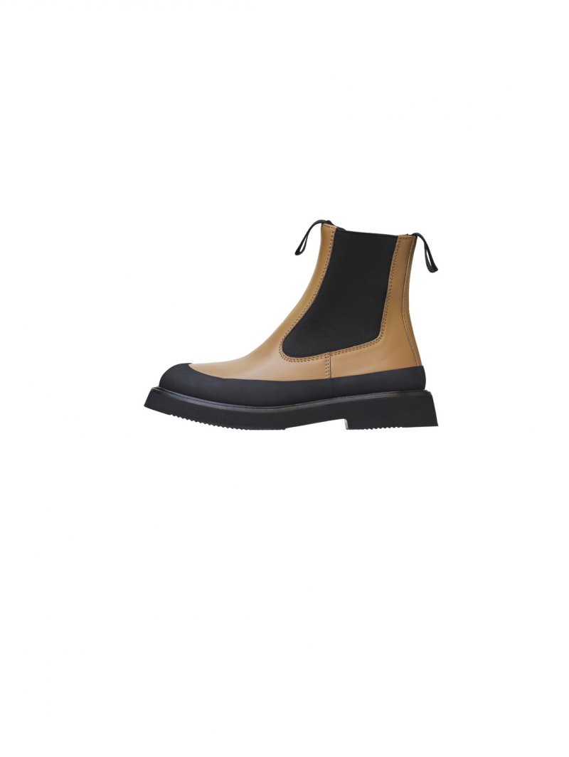 ذا رو<br />
<em>من موقع</em> <em>Net-A-Porter</em><br />
&nbsp;