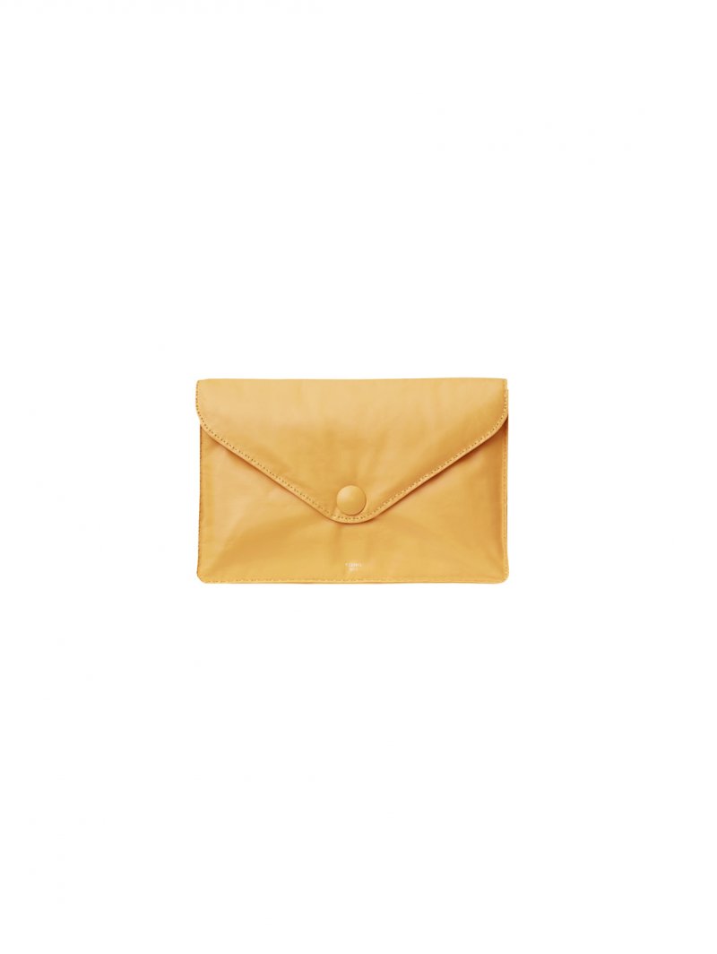 ميو ميو<br />
<em>من موقع</em> <em>Net-A-Porter </em><br />
&nbsp;