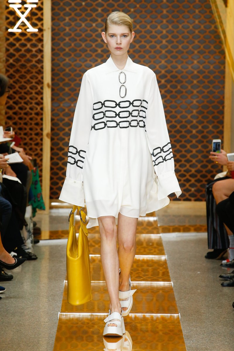 <strong>للفتيات </strong><br />
<strong>راقصة الباليه الصّغيرة </strong><br />
قميص صوفيّ من كلوي<br />
<em>من موقع</em> <em>Melijoe.com </em><br />
تنّورة من بونبوان<br />
عصابة الرّأس من ليلي غوفريت<br />
<em>من موقع</em> <em>Melijoe.com </em><br />
فيزونات شفّافة من سونيا ريكيال<br />
<em>من موقع</em> <em>Melijoe.com </em><br />
&nbsp;<br />
&nbsp;