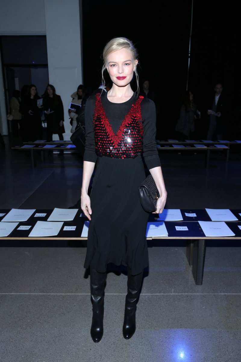 <strong>ساعة </strong><strong>Da Vinci Automatic 36 </strong><br />
- علبة قطرها 36 ملمتر مصنوعة من الفولاذ تزيّنها 54 حبّة ماس<br />
- قرص مغطّس بالفضّة<br />
- حزام بلون توت العلّيق مصنوع من جلد التّمساح من سانتوني<br />
- مشبك يقفل عن طريق الثّنيّ مصنوع من الفولاذ<br />
- مقاومة للماء حتّى 3 بار