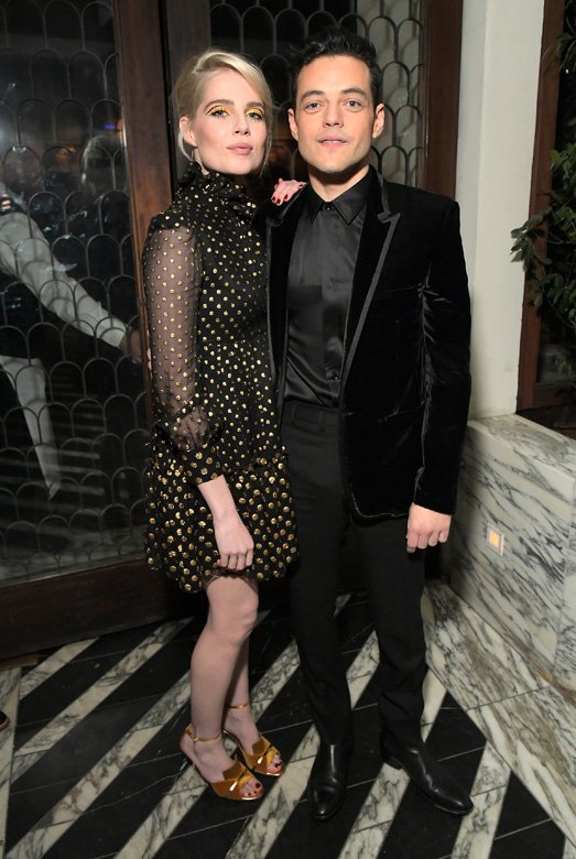 أقراط من&nbsp;<strong>آرا فارتانيان</strong><br />
<em>من موقع&nbsp;</em><em><span dir=LTR>Net-A-Porter</span></em>