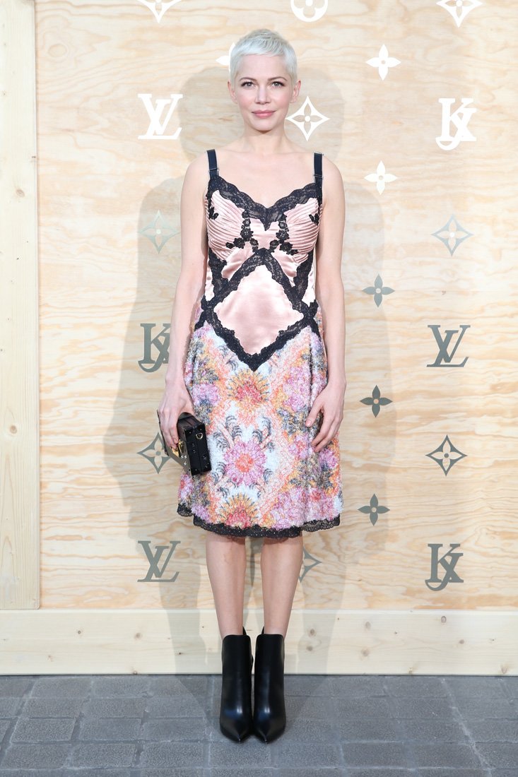 <strong>الإطلالة الثّانية </strong><br />
عباية من ريم عكرا<br />
<em>من موقع</em> <em>The Modist</em><br />
عمامة من علامة Donia Allegue<br />
<em>متوفّرة لدى</em>&nbsp; <em>Etoile La Boutique</em><br />
أقراط من ليزي فورتوناتو<br />
<em>من موقع</em> <em>Shopbop.com </em><br />
حقيبة من سايمون ميلر<br />
<em>من متجر بوتيك1 </em><br />
حذاء منخفض الكعب من علامة Neous<br />
<em>من متجر بوتيك1</em>