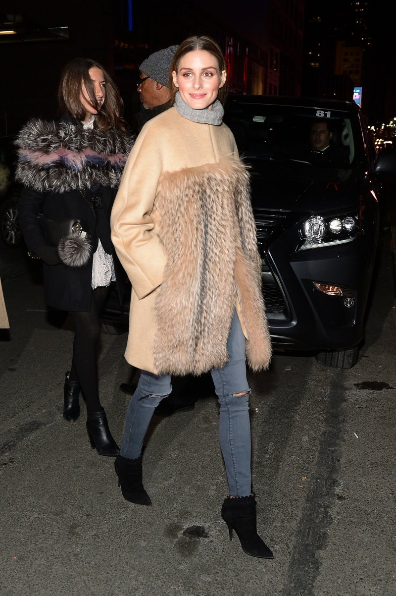 <strong>ساعة</strong> <strong>Panth&egrave;re Joueuse</strong><br />
&nbsp;<br />
- علبة قطرها 40 ملمتر مصنوعة من الذّهب الأبيض عيار 18 قيراط مرصّع بالماس<br />
- تاج مرصّع بماسة<br />
- قرص مزيّن بنمر مصنوع من الذّهب الأبيض، تزيّنه 254 حبّة ماس عيارها الإجمالي 1 قيراط، وعينين مرصّعتين بالزمرّد وأجزاء مطليّة<br />
- حزام أرجوانيّ فاتح مصنوع من جلد التّمساح<br />
- مشبك يقفل عن طريق الثّنيّ مصنوع من الذّهب الأبيض عيار 18 قيراط ومرصّع بالماس<br />
- ظهر علبة مصنوع من كريستال الياقوت<br />
- مقاومة للماء على عمق 30 متراً (3 بار)