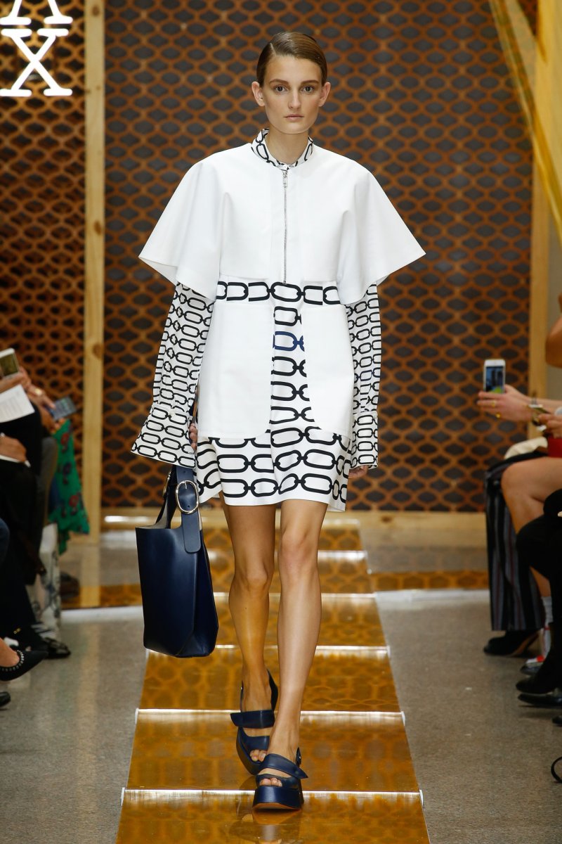 <strong>الأميرة العصريّة </strong><br />
فستان من سيمونيتا<br />
<em>متوفّر في متجر كتاكيت </em><br />
حقيبة صغيرة من سيمونيتا<br />
<em>متوفّرة في متجر كتاكيت </em><br />
تاج من تارتين إيه شوكولا<br />
<em>من موقع</em> <em>Melijoe.com</em><br />
أحذية راقصات الباليه من دولتشي أند غابانا<br />
<em>من موقع</em> <em>Melijoe.com </em><br />
&nbsp;<br />
&nbsp;