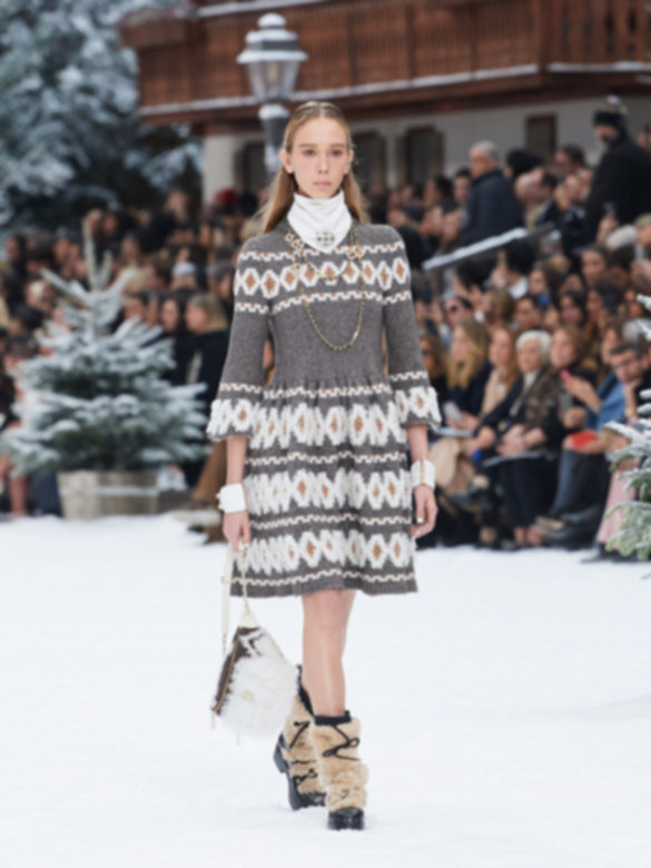 حاملة جوال من&nbsp;<strong>شانيل&nbsp;</strong><strong><span dir=LTR>CHANEL</span></strong><br />
&nbsp;