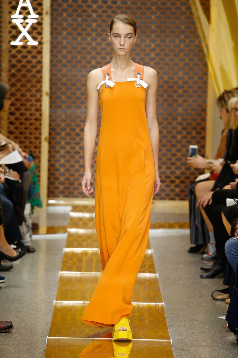 <strong>ليلى من رواية "ليلى والذّئب"</strong><br />
فستان من علامة Junior Gaultier<br />
<em>من موقع</em> <em>Melijoe.com</em><br />
عصابة الرّأس من علامة Il Gufo<br />
<em>من موقع</em> <em>Melijoe.com </em><br />
أحذية راقصات الباليه من بونبوان<br />
حقيبة من دولتشي أند غابانا