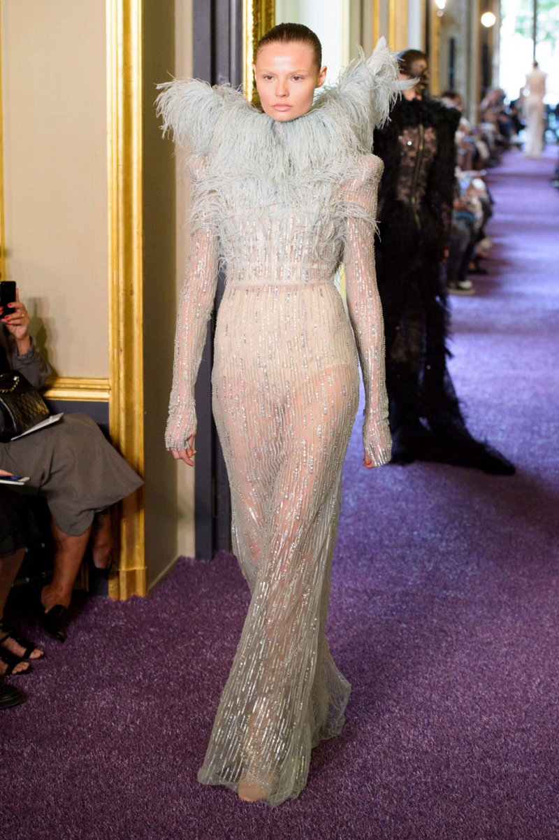 دبّوس Sous Son Aile