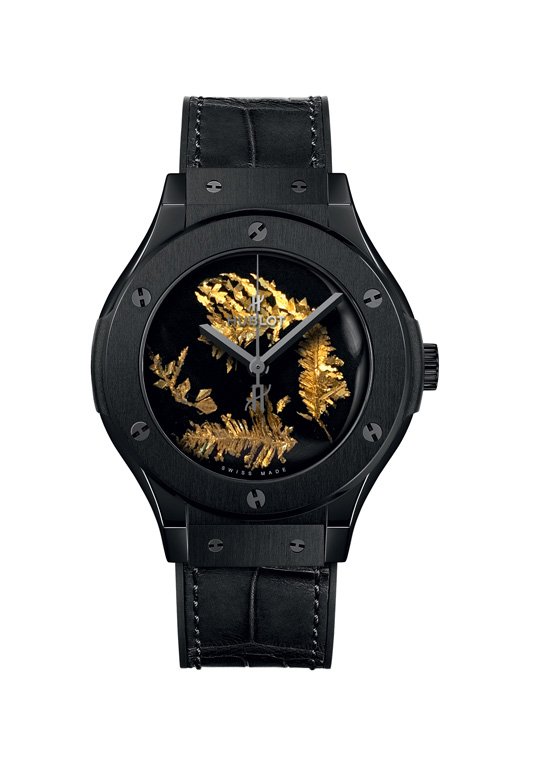 The new <strong>Classic Fusion Gold Crystal</strong> is the fruit of a complex production process that gives life to the rarest form of gold: gold crystal. Made of flakes of gold, they turn this timepiece into a true piece of art.