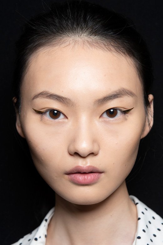 <strong>Minimalistic Cat Eye </strong><br />
Altuzarra<br />