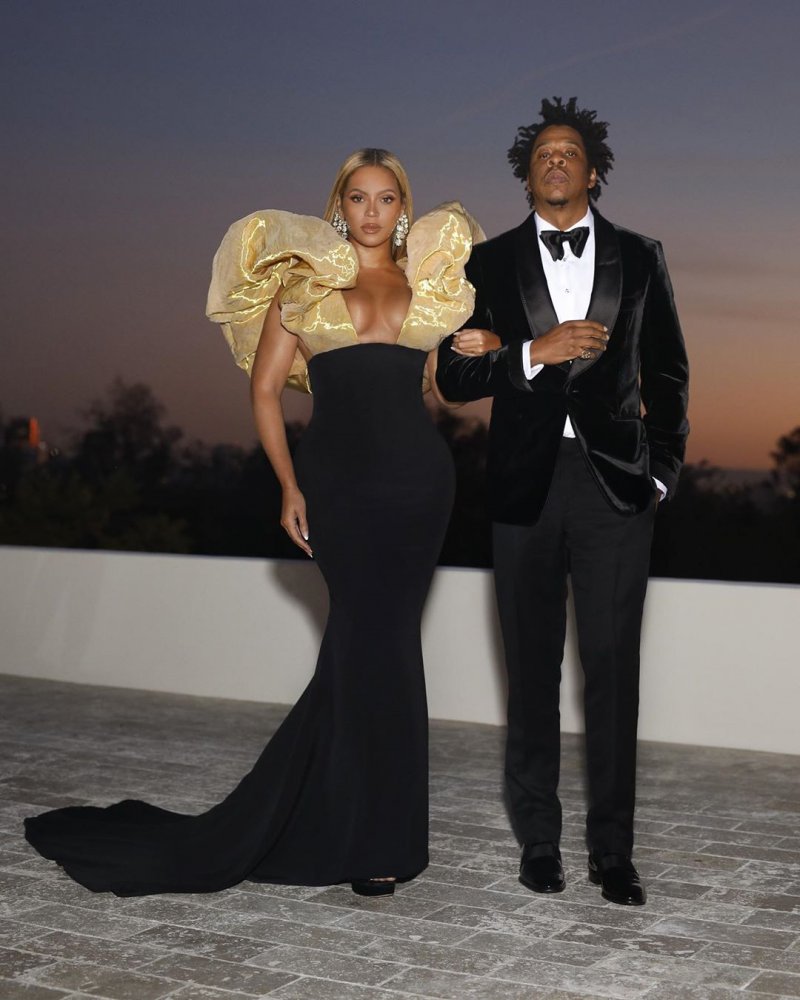 <strong>Beyoncé</strong> wears custom <strong>Schiaparelli Haute Couture</strong> gown<br />
 