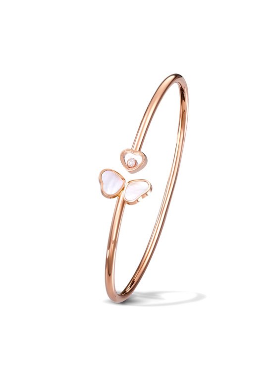 Happy Hearts Wings bangle<br />
To make the Happy Hearts collection dreamier than it already is, Chopard unveils the <strong>Happy Hearts Wings</strong> line which interprets the butterfly wings through two hearts stuck together. Necklaces, bracelets, earrings and rings prove that "Little Diamonds Do Great Things".