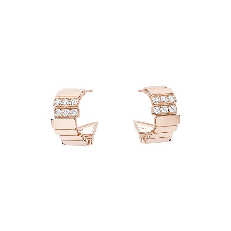 <strong>ميشيل يوه</strong>&nbsp;رائعة بأقراط من علامة&nbsp;<strong><span dir=LTR>CINDY CHAO The Art Jewel</span></strong>&nbsp;وفستان خاصّ من&nbsp;<strong>بالنسياغا&nbsp;</strong>في حفل الأوسكار<br />
&nbsp;