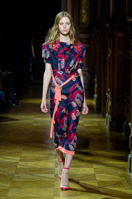 ديتا<br />
<em>من موقع</em> <em>Net-A-Porter</em><br />
&nbsp;