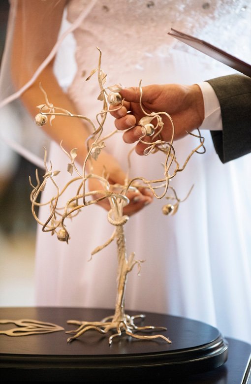 <p>While most weddings invite guests to leave their sweet wishes on a book, the Dutch in the Netherlands have their own way. Instead of a guest book, they opt for a wishing tree on which guests hang their wishes.</p>