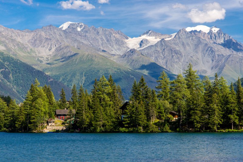 <strong>Walker’s Haute Route</strong><br />
Discover a new side of France and Switzerland, one that takes you on a difficult and challenging hike from Mont Blanc to Matterhorn. With a distance of 180 km, this trail requires 14 days to be accomplished but will give you the opportunity to feast your eyes on the scenery that brings together snow peaks, lush green valleys and charming European villages.