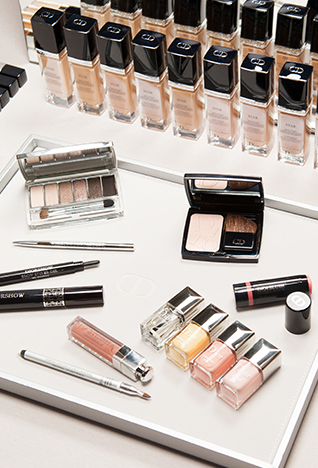 خضعت طبعة الزّهور الكلاسيكيّة إلى عمليّة تحديث لموسم ربيع وصيف 2015. مختلفةً وجريئة وتجريديّة، إنّ هذه الطّبعات الورديّة لا تشبه أيًّا ممّا رأيناه من ذي قبل.<br />
&nbsp;<br />
<strong>لويس فويتون</strong>