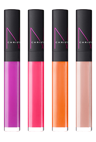 خضعت طبعة الزّهور الكلاسيكيّة إلى عمليّة تحديث لموسم ربيع وصيف 2015. مختلفةً وجريئة وتجريديّة، إنّ هذه الطّبعات الورديّة لا تشبه أيًّا ممّا رأيناه من ذي قبل.<br />
&nbsp;<br />
<strong>توم براون</strong>