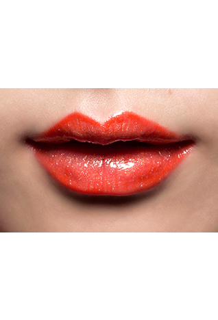 تضفي التّقاسيم المرحة والألوان كهذه السّترة القصيرة وحقيبة اليد من لويفي لمسة من التّألّق