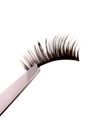 الممثّلة <strong>أبيغيل سبنسر</strong> تحمل حقائب سفر من تومي في مطار لوس أنجلوس الدّولي في لوس أنجلوس<br />
&nbsp;