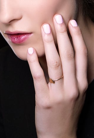 <em>بقلم يلدا زكّا</em><br />
&nbsp;<br />
من أسلوب أودري هيبورن الرّومنسي القديم الطّراز إلى الأكمام الدّانتيل الدّقيقة التي تنتمي إلى عالم الخيال، يقدّم موسم فساتين الزّفاف هذا العام ما يناسب كل نوع من العرائس. ولمساعدتك في بحثك عن فستان أحلامك، لقد جمعنا لك الصّيحات الرّائدة في هذا المجال. فإليك 6 صيحات رائدة طغت على أسبوع موضة فساتين الزّفاف لربيع 2015.