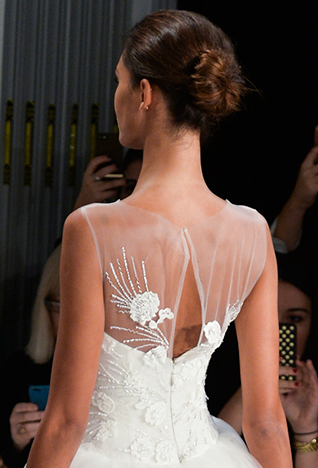 <strong>فساتين من السّاتان </strong><br />
<br />
كارولينا هيريرا